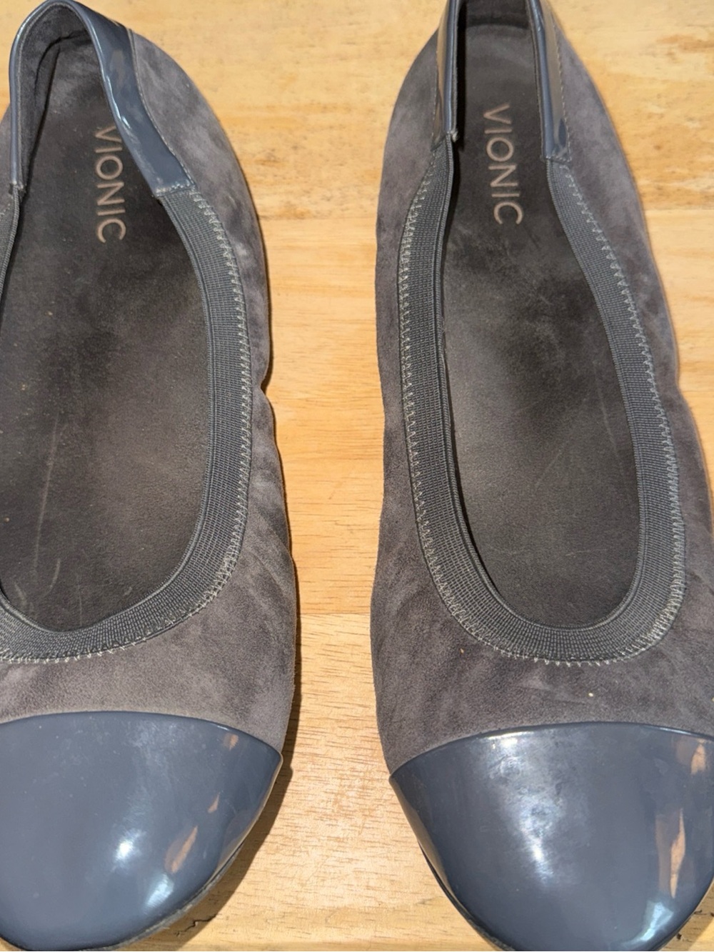 Vionic Women's Gray Suede Ballet Flats with Glossy Charcoal Cap Toe